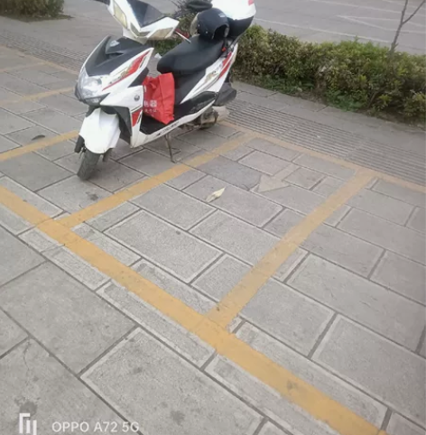三年多的踏板摩托车，我1260元车在凤庆。...