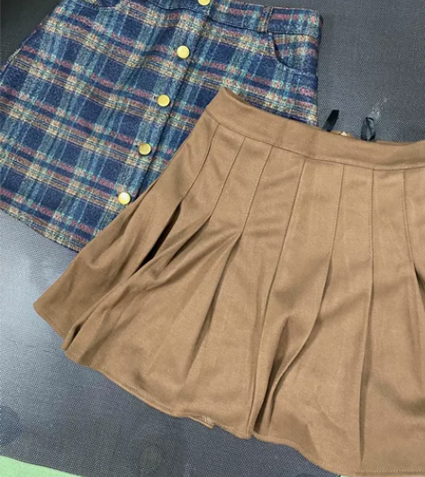 基本全新两条短裙半身裙呢子裙卡帝乐鳄鱼毛呢...