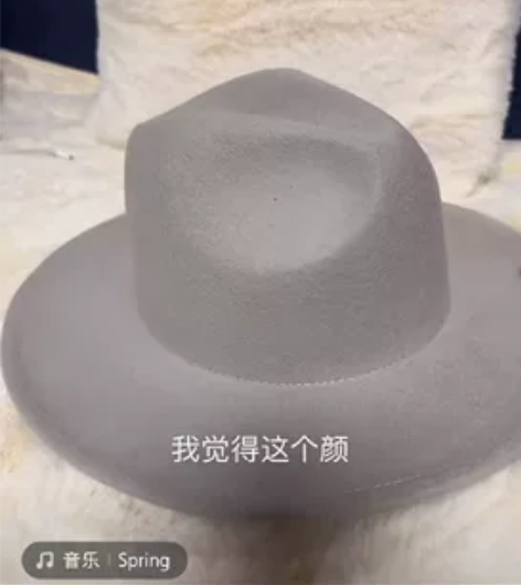 浅灰色羊毛呢礼帽,搭配深色浅色大衣都可以,...