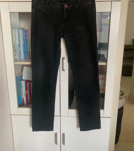 精品牛仔裤女 如图！九新左右！前后钻有脱落...