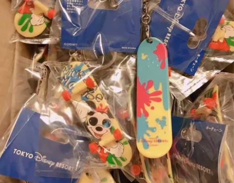 日本迪士尼滑板，米奇滑板钥匙扣 日本东京迪...