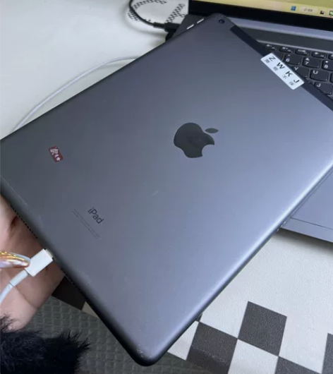 表妹买的ipad 2020 128G自己不...