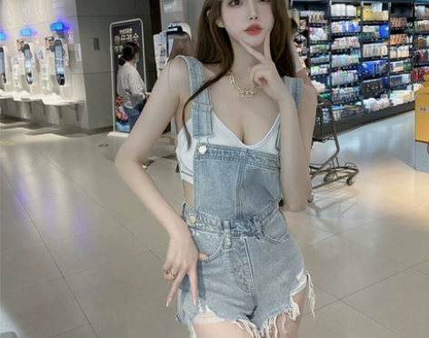 破洞背带牛仔短裤女夏季薄款高腰直筒宽松显瘦...