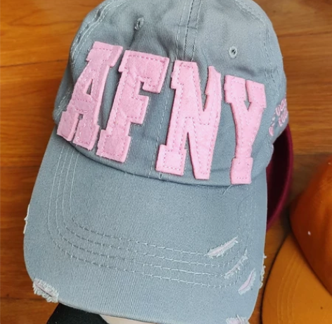 棒球帽、小礼帽，三顶帽子打包出，中间的小礼...