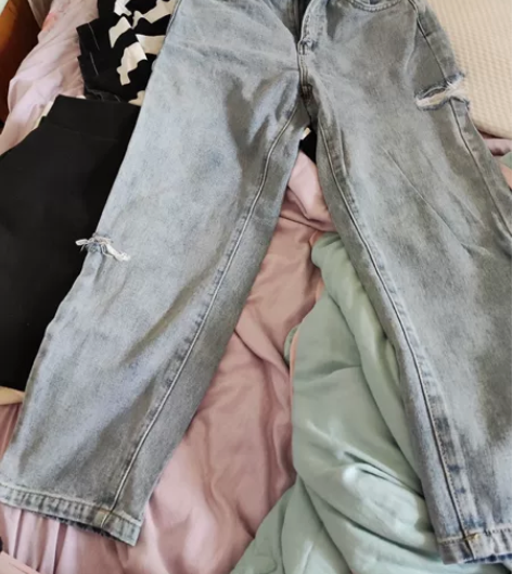 阔色破洞牛仔裤，质量超好，没怎么穿过 感兴趣的话点“我想要”...