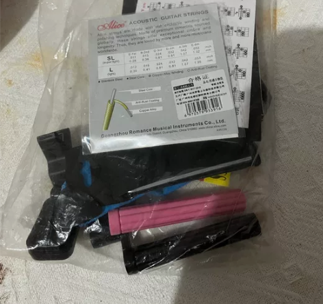 大四忙考研出一把吉他 邮费到付 感兴趣...