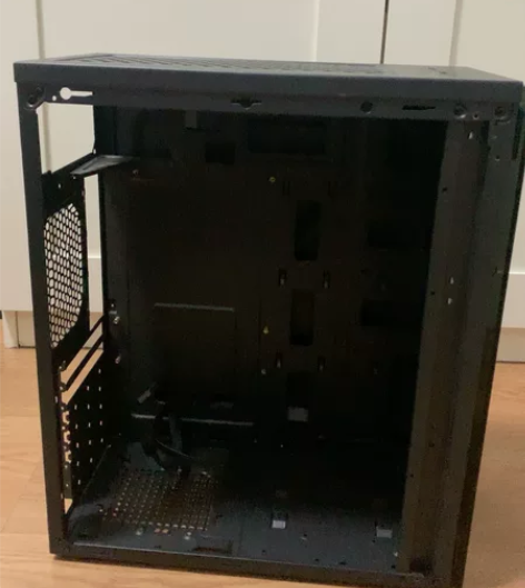 出金河田空机箱一个，前面是玻璃材质，侧面挡...