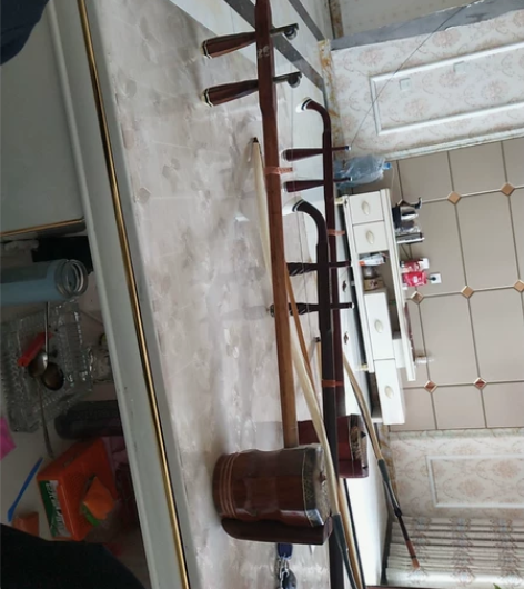 出一把老二胡，五十多年了，音色还可以带纸盒...