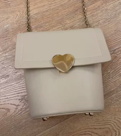 女士手提包，目前闲置在家，便宜出，售出不退...