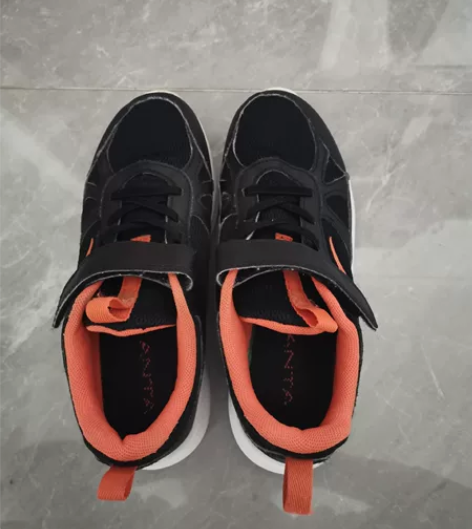 一双安踏,一双杂牌,穿着很舒服,鞋底软,没...