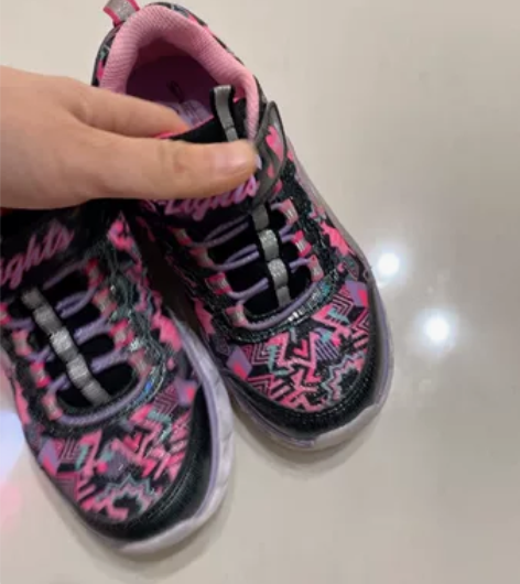 斯凯奇闪灯女童鞋，两双都是28.5码，内长...