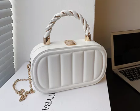 只用了一次，几乎全新。小包包  链条斜挎…...