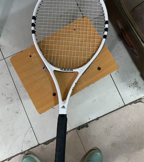 网球拍子，没怎么用过，基本全新，考完试用完...