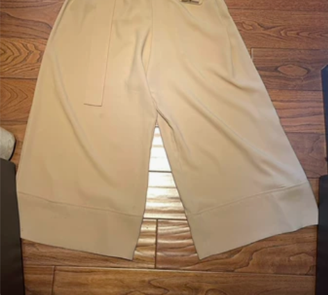 时尚连体裤 感兴趣的话点“我想要”和我私聊...