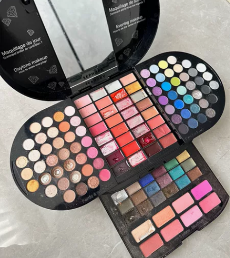 丝芙兰彩妆眼影盘 挺旧的如图，已经过期了。...