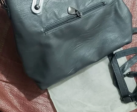 女士手提包挎包一个 做工很好，无毛刺