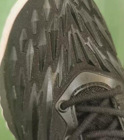 #学生篮球装备 安踏正版篮球鞋，实体店购入...