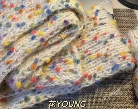 彩虹豆豆围巾22×170厘米，成品现货。还...