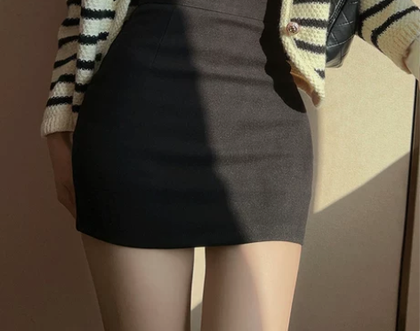 黑色毛呢半身裙女秋冬款2022新款包臀裙