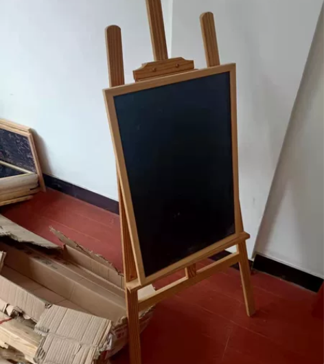 画架有两个，都带黑板，都是全新的，25一个...