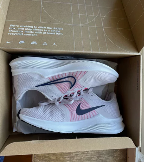 耐克女士运动鞋，奥莱线下门店购入，全新未穿...