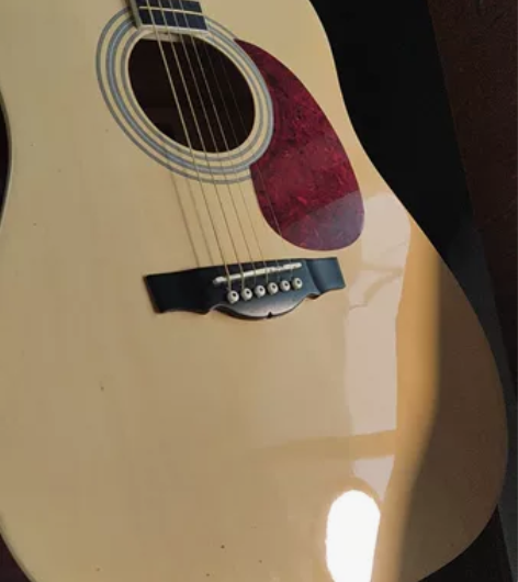 星臣民谣吉他，九成新，新换的2根弦，刚调好...