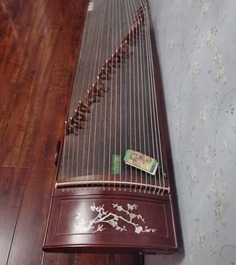会弹古筝的同事推荐买的，敦煌品牌的，当时脑...