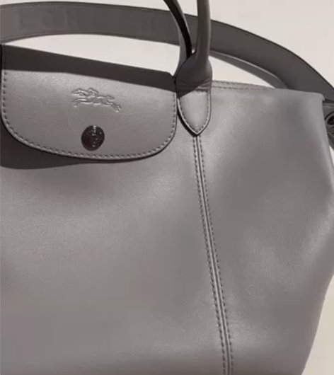 小号，可装13吋电脑。小羊皮的柔软细腻，手...