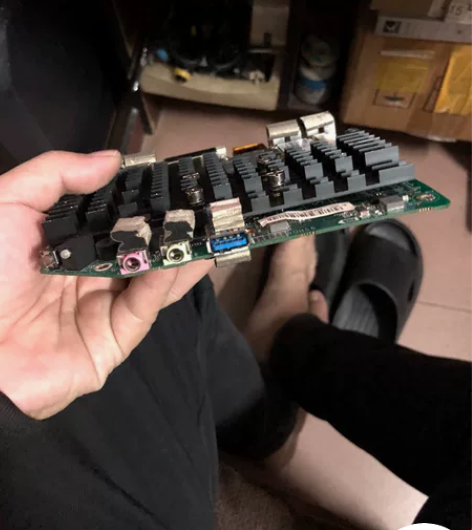 升旗主板一块，没有内存条。配置不详。主板有...