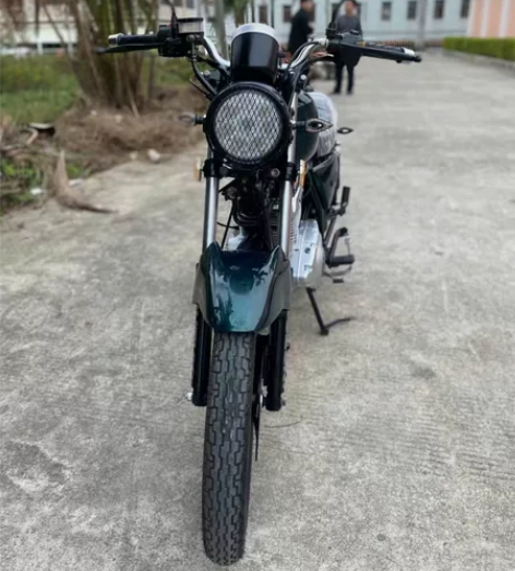 二手摩托车网红铃木复古150CC  九成新...