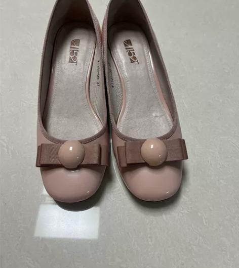 真皮粉色单鞋37码表准码，偏偏胖脚慎拍。跟...