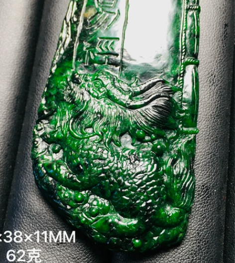 翡翠A货癣加绿麒麟献书吊坠 缅甸天然翡翠A...