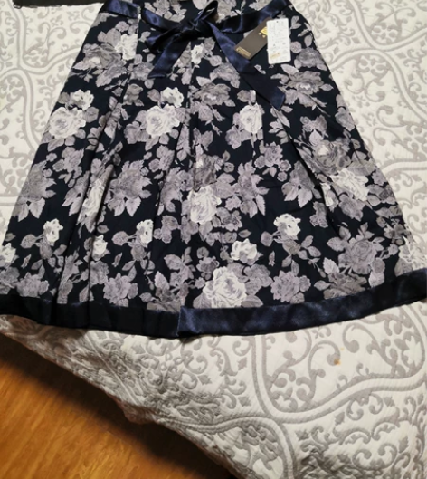 中裙两条，全新，做工精良，品质上乘，款型时...