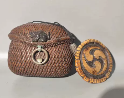 手工藤编带银嵌金瑞兽卡扣烟袋盒     收...