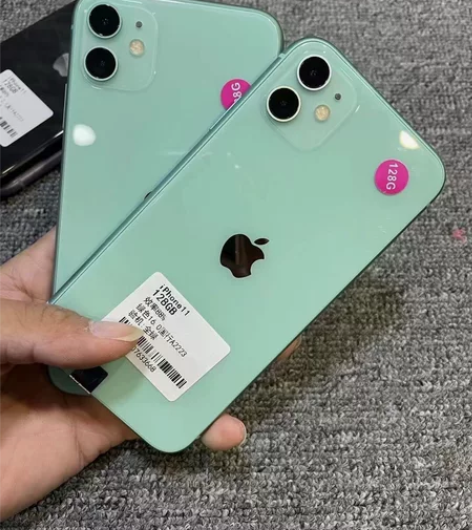 苹果11 原装 双卡。送充电器 感兴趣的话...