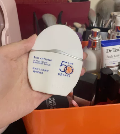 珀莱雅羽感防晒 买来用了四五次日期很新，保...