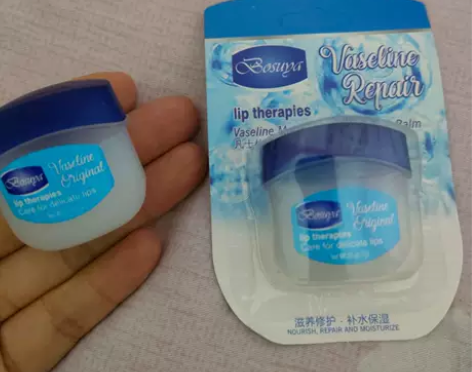 全新润唇膏，有一个拆了包装。朋友送的，不喜...