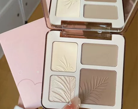 新手入门19.9到手四色修容高光一体粉饼侧...