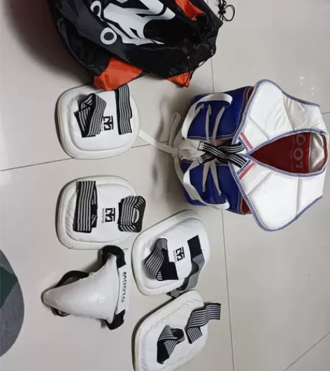 跆拳道青少年全套护具，孩子上六年级买的，初中就没时间跆拳道了...