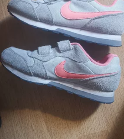 耐克运动鞋，33.5码。内长22cm。鞋子...