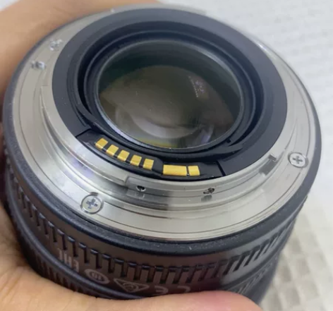 佳能50定焦 1.4的 外观如图 镜头内部...