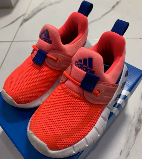 阿迪橙色运动鞋小男童 家里闲置小童运动鞋，...