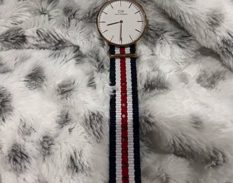 女款法国国旗配色DW手表正品，购买时间20...