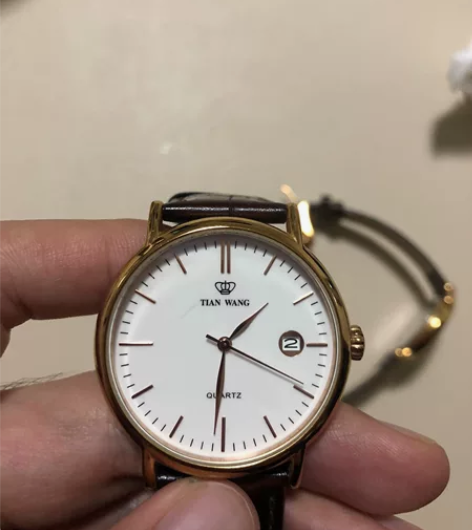 天王手表，戴了几次，男表有划痕，8成新，淘...