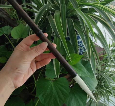 材质：特制纯羊毫长峰笔一只，牛角斗，紫竹笔...