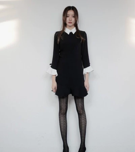 孙娜恩同款秋冬新款时尚潮流翻领黑白喇叭袖荷...