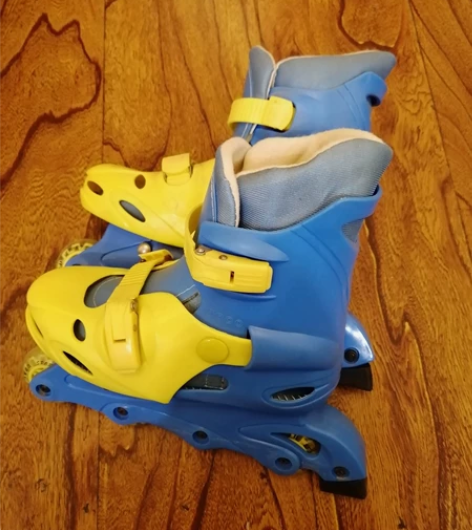 溜冰鞋 没有配套护具  巨龙路家得福门口自...