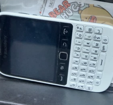 黑莓手机9720可触屏，可看小说，还有油管，还可以换好看的壁...
