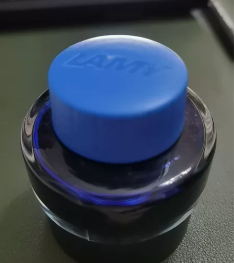 凌美蓝色墨水。孩子要蓝黑，买错了，无盒。9...