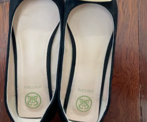 思加图单鞋,穿过几次,有轻微穿着痕迹,脚太...